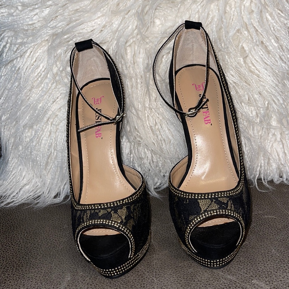 Never worn.……5 inch Stiletto